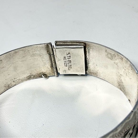 Vintage Mexican Sterling Silver Deeply Chased Hinged Panel Bracelet - Picture 4 of 8